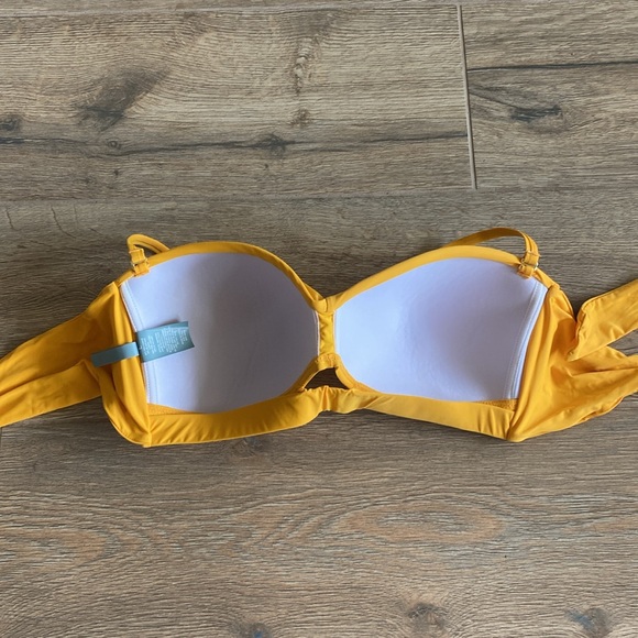 Antonio Melani Solid Keyhole Twist Molded Bandeau Swim Top - Picture 4 of 6